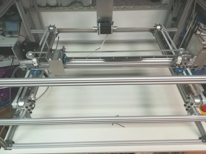 Construction with mounted guides for X and Y axis